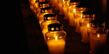 Na ulicach Warszawy zapłonęły świeczki dla bohaterów Powstania