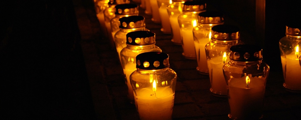 Na ulicach Warszawy zapłonęły świeczki dla bohaterów Powstania