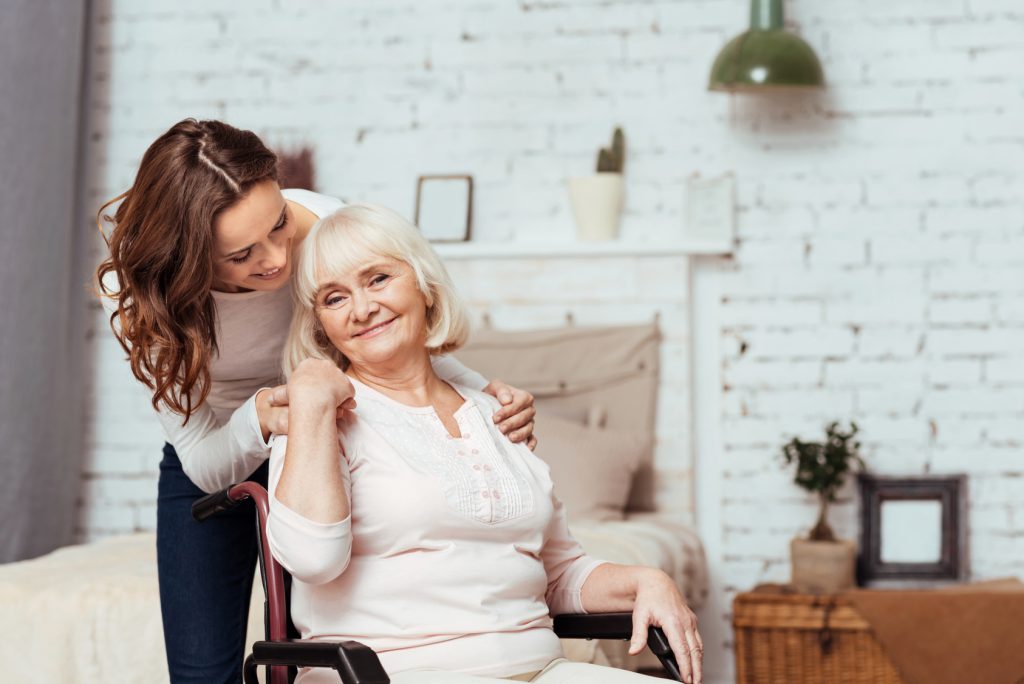 Korzystanie z usług opiekuńczych przy opiece nad seniorem