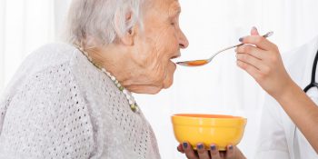 Karmienie osoby starszej – najważniejsze informacje