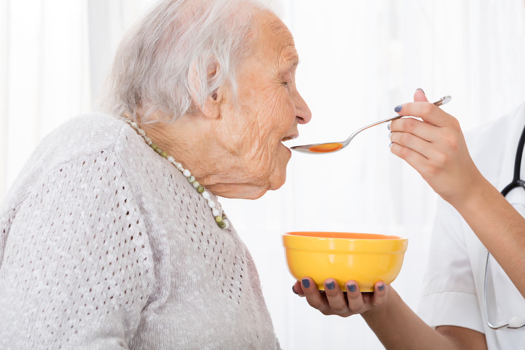 Karmienie osoby starszej – najważniejsze informacje
