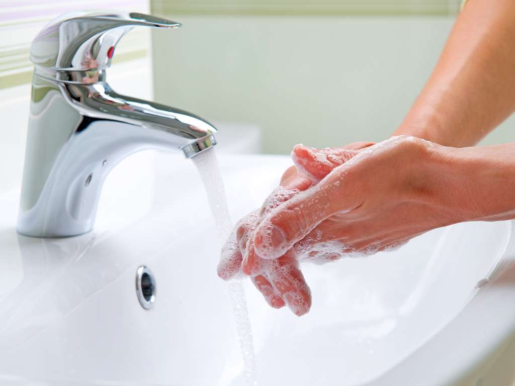 Jak prawidłowo myć ręce i chronić się przed infekcją