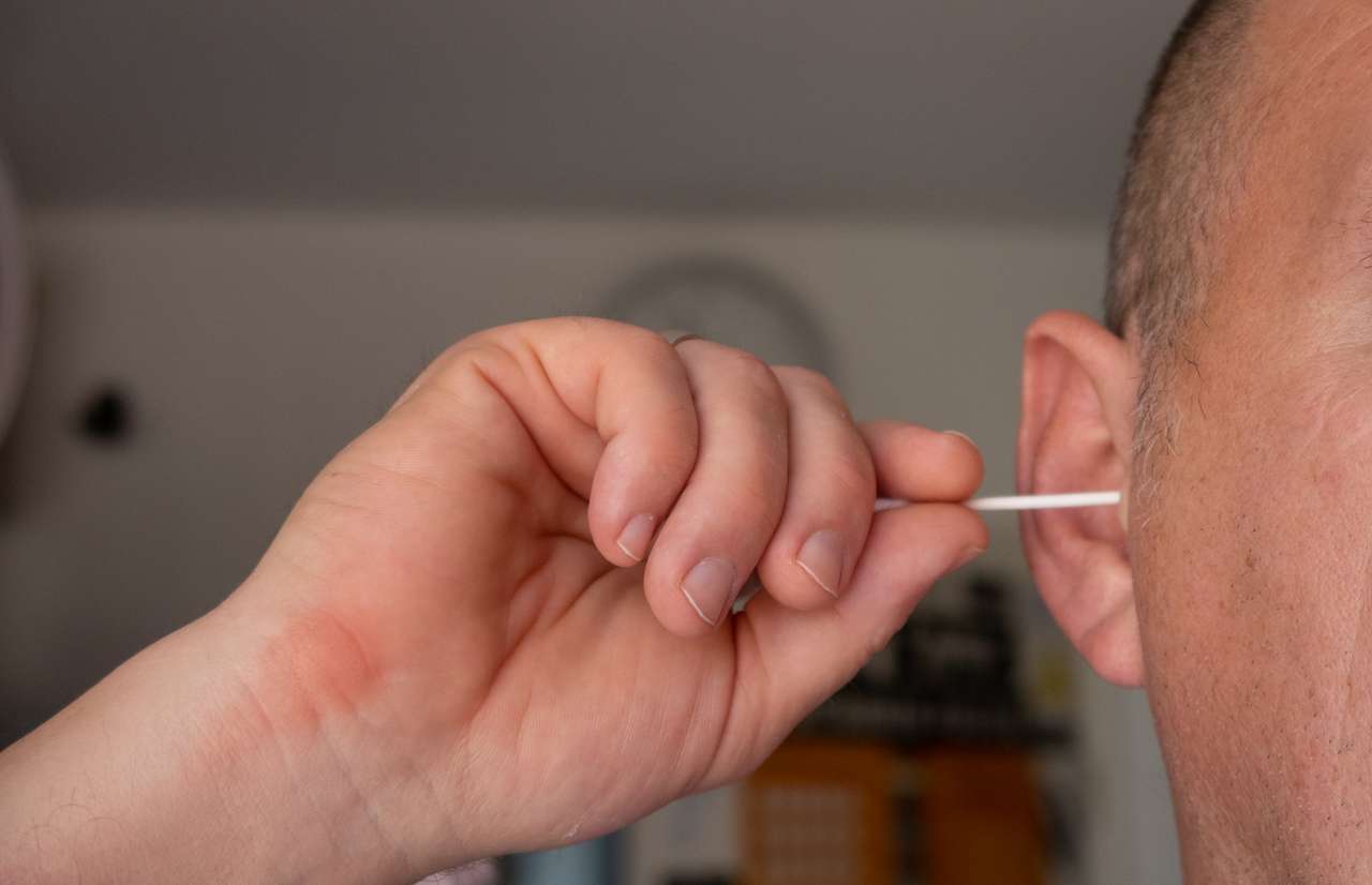 Uszy zatkane woskowiną – przyczyny i objawy